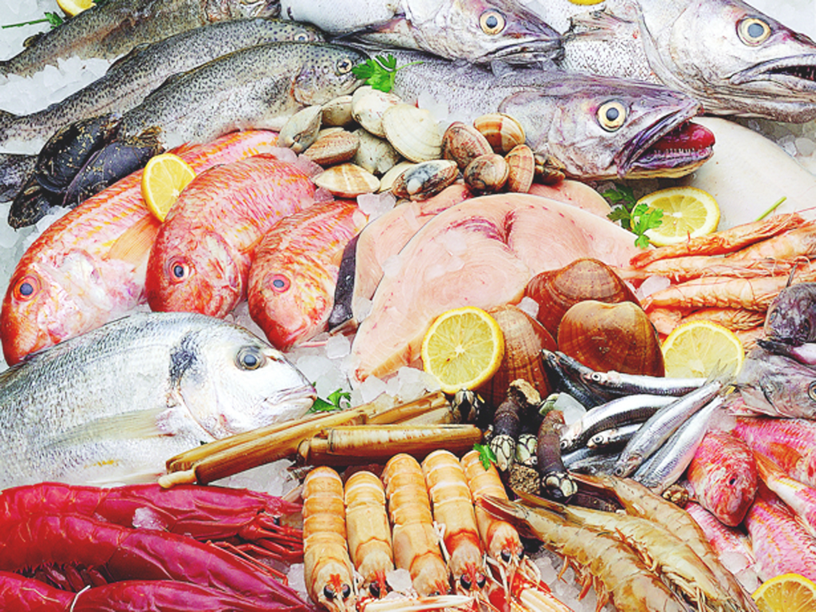 Рыбный прилавок. Морская рыба для еды. Свежая рыба. Мясные и рыбные продукты. Рыба и морепродукты картинки.